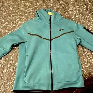 I am selling a new nike tech size medium in a turquoise color.